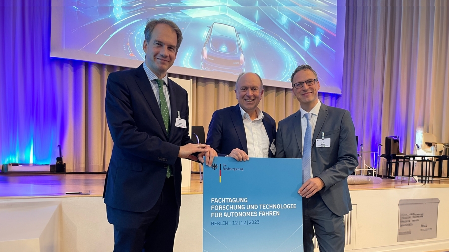 Bei der Fachtagung in Berlin: Christoph Rüther (Mitte, Neue Mobilität Paderborn e.V.) mit Stephan Liening (links) und Steffen Müller, beide vom Bundesministerium für Digitales und Verkehr. © Kreis Paderborn